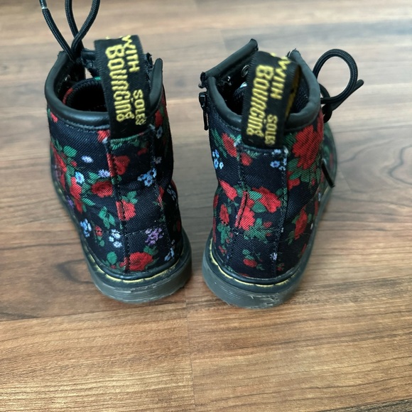 Dr. Marten’s | 'DELANEY' FLORAL PRINT CANVAS KIDS BOOTS - Picture 5 of 8